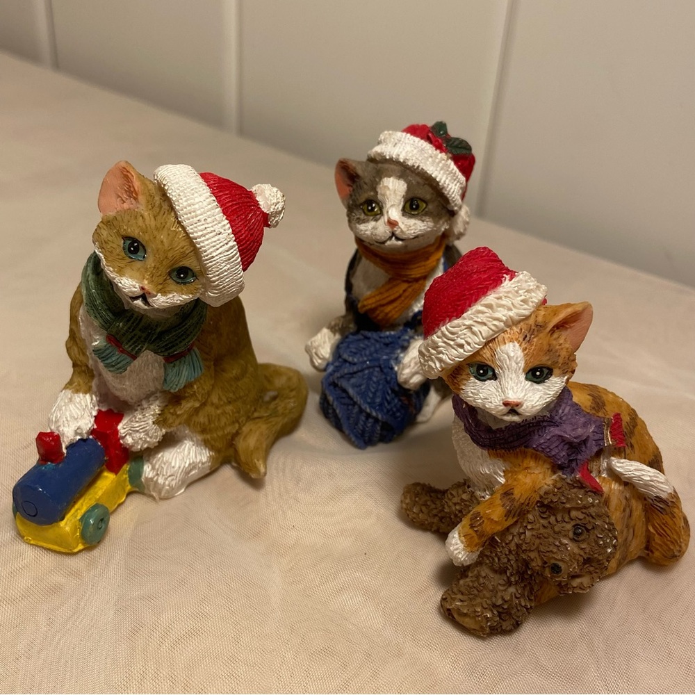 Vintage cat figurine lot Holiday Christmas Cats Santa hat 3 kitties Playing 90s - Picture 1 of 16